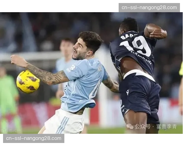 特写：塞尔塔主场绝杀后，看台上一位老球迷的泪水