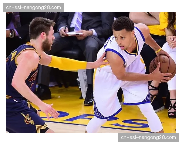 特写：克莱蒙门将迪奥在完成职业生涯第500次出场后的更衣室瞬间